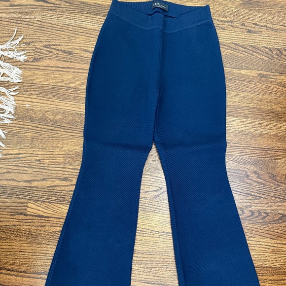 Aritzia Babaton flared pant - Picture 1 of 4